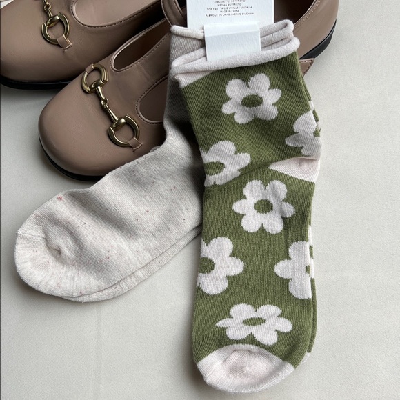 American Eagle Outfitters Accessories - American Eagle Outfitters Daisy socks 2 pack